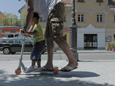 - ilustrativna fotografija 2013 - družina - star&scaron;i - očetovstvo - otrok - oče - igra - skiro//FOTO: Luka Cjuha