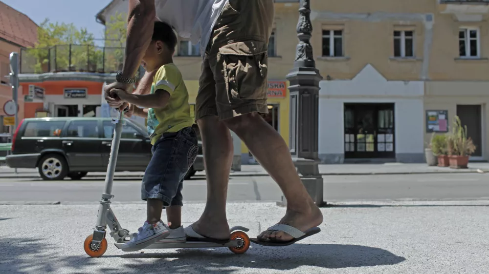 - ilustrativna fotografija 2013 - družina - star&scaron;i - očetovstvo - otrok - oče - igra - skiro//FOTO: Luka Cjuha