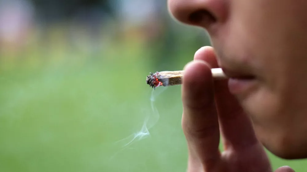 Med zaposlenimi vse več alkohola, marihuane in kokaina