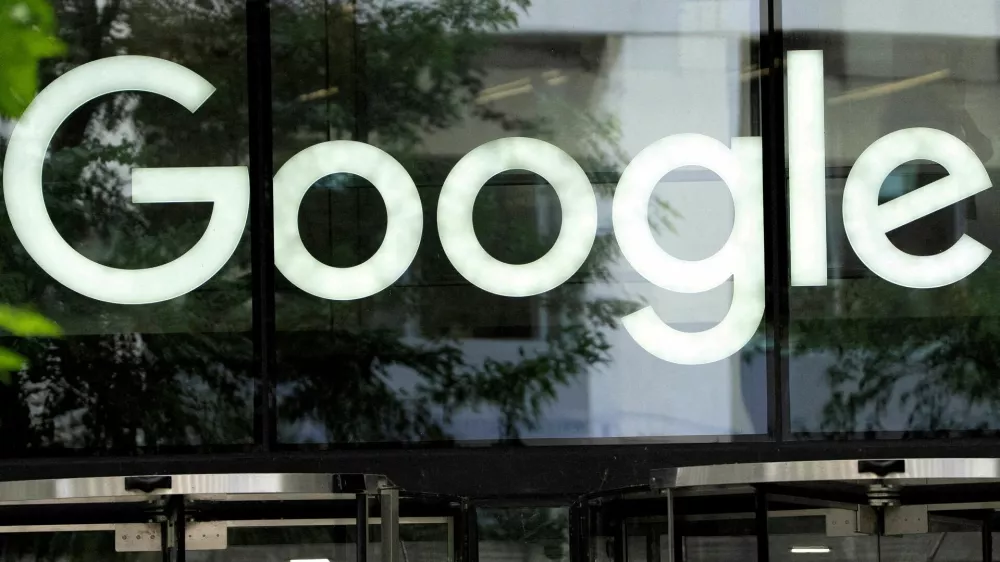 FILE PHOTO: The Google logo is seen outside the company's offices in London, Britain, June 24, 2025. REUTERS/Carlos Jasso/File Photo