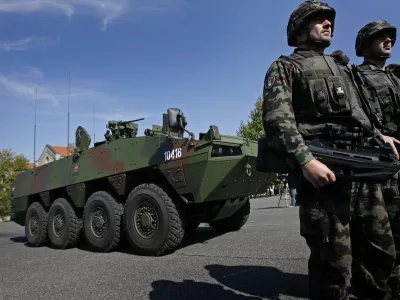 - predstavitev prvega srednjega kolesnega oklepnega vozila 8 X 8 Patria, ki ga je naročnik - Ministrstvo za obrambo od izvajalca prevzelo v validacijo.- prvi finski oklepnik patria, opremljen z oborožitveno postajo M151 norve&scaron;kega proizvajalca Kongsberg za potrebe SV - Slovenska vojska - voja&scaron;nica generala Maistra v Mariboru /FOTO: Matej Pov&scaron;eOPOMBA: ZA OBJAVO V ČASOPISU DNEVNIK