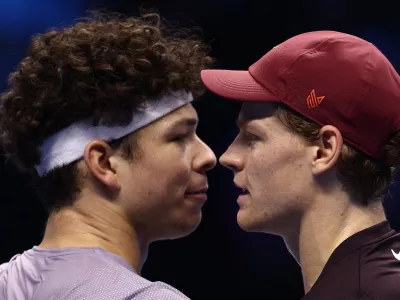 Tennis - ATP Finals - Turin - Palasport Olimpico, Turin, Italy - November 14, 2025 Italy's Jannik Sinner shakes hands with Ben Shelton of the U.S. after winning their group stage match REUTERS/Guglielmo Mangiapane