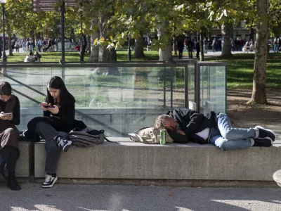 brezdomstvobrezdomcialkoholizemsocialna omrežjamobitelmobilni telefonigeneracija Zpametni telefonimedgeneracijski odnosisočutjerazumevanjeosamljenostžalostdigitalna odvisnost01.10.2025 - tradicionalni Pozdrav brucem, ki ga pripravlja Univerza v Ljubljani skupaj s &Scaron;tudentskim svetom Univerze v LjubljaniFOTO: Nik Erik Neubauer
