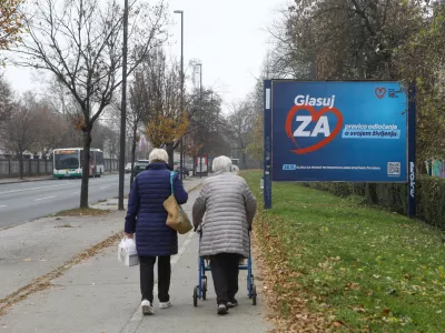 11.11.2025 - Plakat - referendum o Zakonu o pomoči pri prostovoljnem končanju življenjaFoto: Luka Cjuha