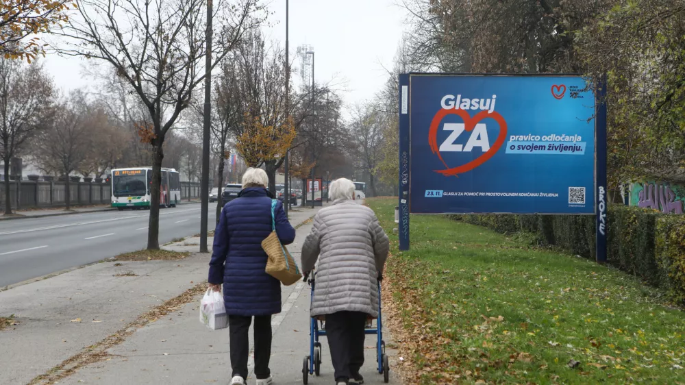 11.11.2025 - Plakat - referendum o Zakonu o pomoči pri prostovoljnem končanju življenjaFoto: Luka Cjuha