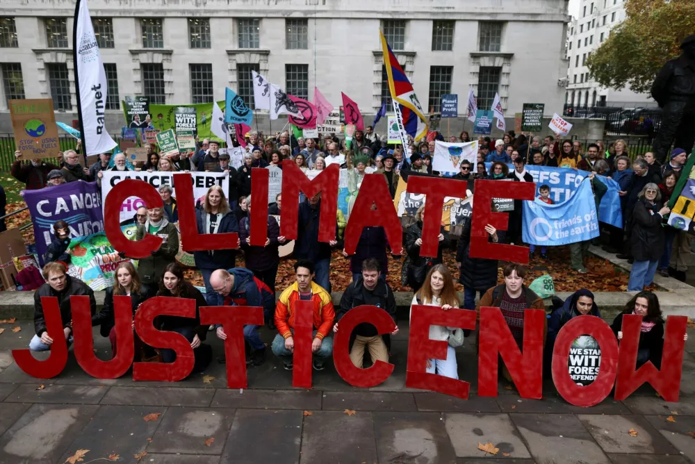 Activists hold letters spelling "Climate Justice, Now", as they pose for a photo during nationwide protests calling for stronger global climate action, throughout the ongoing U.N. Climate Change Conference (COP30) in Brazil, in London, Britain, November 15, 2025. REUTERS/Jack Taylor   TPX IMAGES OF THE DAY