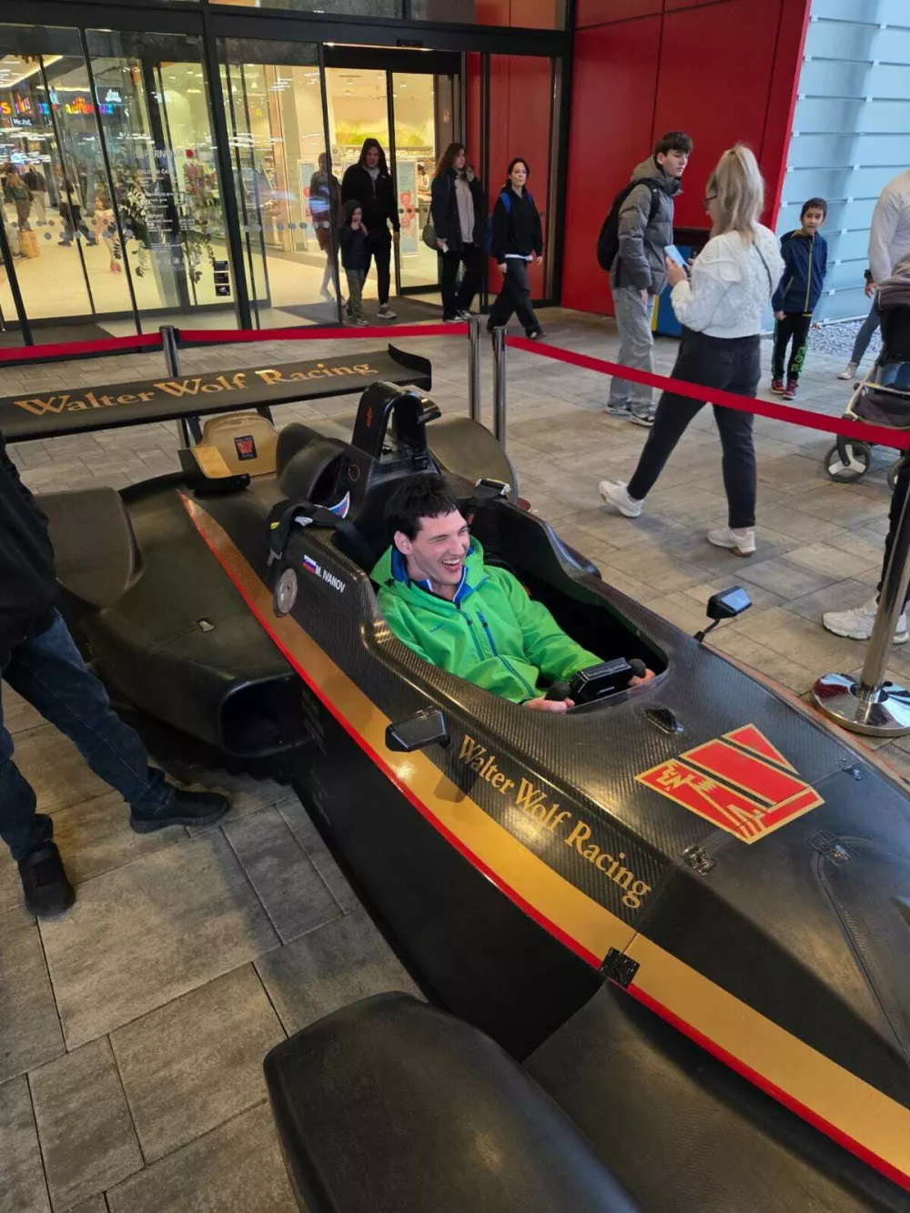 Veselje mladeniča, ki je imel priložnost sesti v pravo formulo. Foto: Uro&scaron; Hočevar