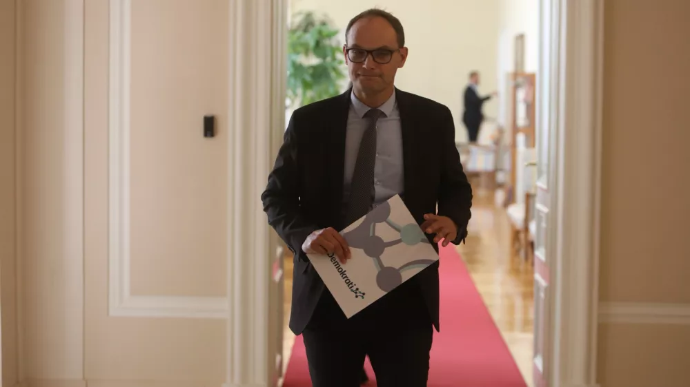 - Anže Logar, poslanec stranke Demokrati,- Eva Irgl, poslanka stranke Demkrati,- 11.07.2025. - predsednik vlade Robert Golob je gostil srečanje s predsedniki parlamentarnih strank na temo članstva Slovenije v Natu ter vpra&scaron;anja izvedbe referenduma glede povečanja obrambnih izdatkov Slovenije.//FOTO: Bojan Velikonja