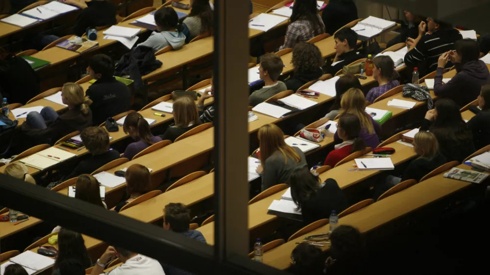 - ilustrativna fakulteta - Pravna fkultata UL - predavalnica - ilustrativna fotografija - &scaron;tudent - &scaron;tudij//FOTO: Matej Pov&scaron;eOPOMBA: ZA OBJAVO V ČASOPISU DNEVNIK