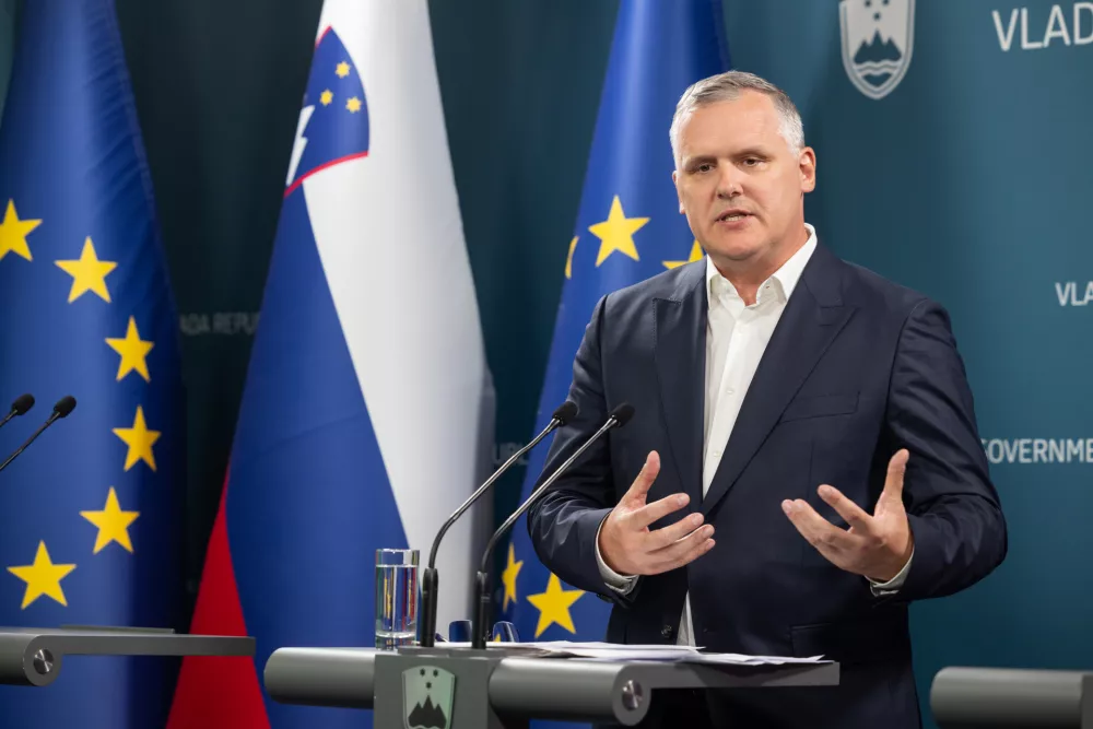 Minister Kumer tvega spor z evropskimi institucijami