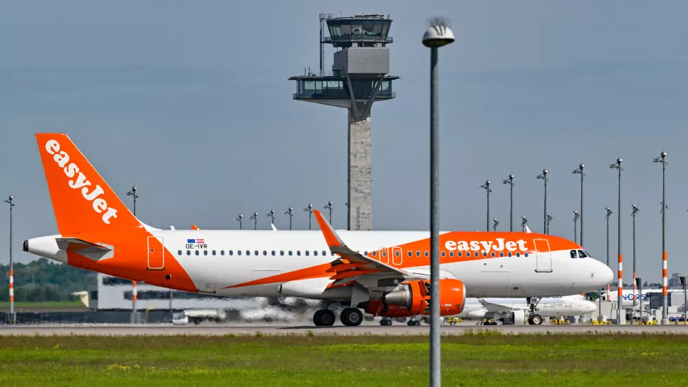 FILED - 08 May 2024, Brandenburg, Sch&ouml;nefeld: An Easyjet aircraft taxis at Berlin Brandenburg Airport BER. Photo: Patrick Pleul/dpa
