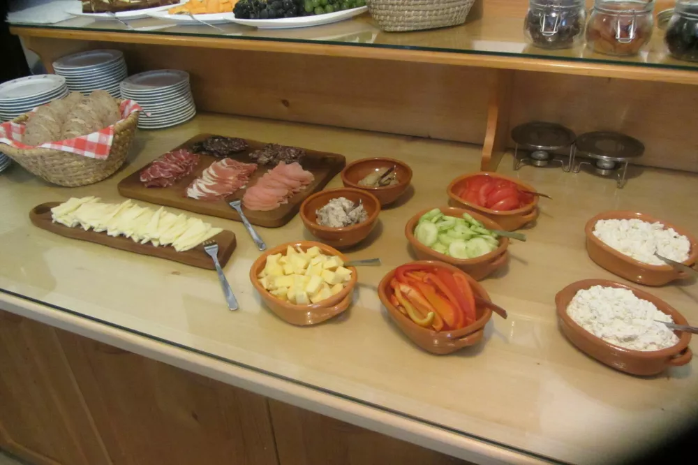 Mulejev zajtrk smo tudi poskusili... Postregli so tudi vodo in sok, domač!