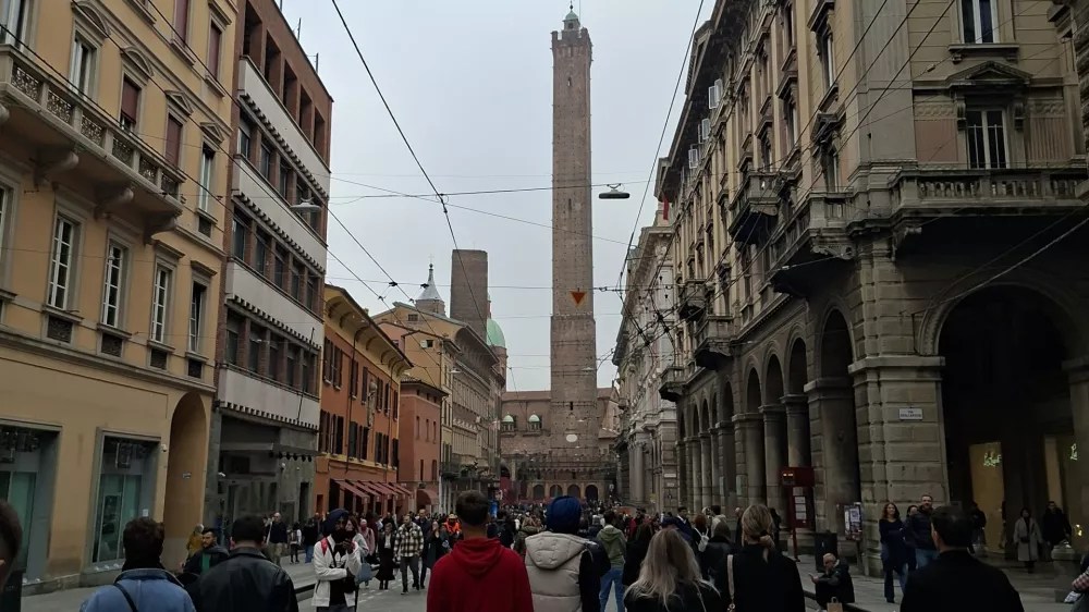 Ne, ni v Pisi. Kje je nam najbližji po&scaron;evni stolp?