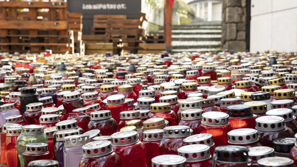 Novo mesto.Predsednica republike Natasa Pirc Musar je pred klubom LokalPatriot prizgala sveco v poklon Alesu Sutarju, ki je na tem mestu pred tednom dni tragicno izgubil zivljenje.