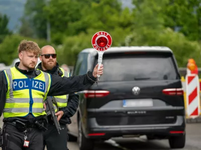 Kiefersfelden, Bavaria, Germany - May 15, 2025: Border control by the Federal Police at the Kiefersfelden checkpoint, Inntal Ost, on the A93 highway between Germany and Austria. Police officers pull a vehicle out of traffic with the police trowel with the inscription HALT POLIZEI *** Grenzkontrolle der Bundespolizei an der Kontrollstelle Kiefersfelden, Inntal Ost, an der Autobahn A93 zwischen Deutschland und ?sterreich. Polizisten ziehen ein Fahrzeug aus dem Verkehr mit der Polizeikelle mit Aufschrift HALT POLIZEINo Use Switzerland. No Use Germany. No Use Japan. No Use Austria