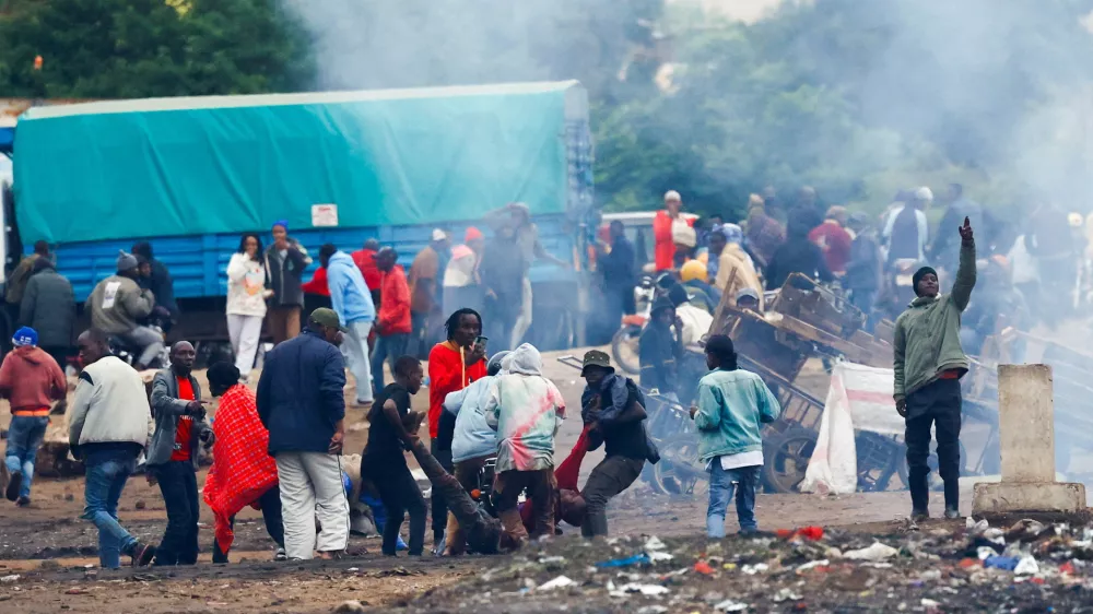 SENSITIVE MATERIAL. THIS IMAGE MAY OFFEND OR DISTURB  Demonstrators carry the dead body of a man killed during a protest a day after a general election marred by violent demonstrations over the exclusion of two leading opposition candidates at the Namanga One-Post Border crossing point between Kenya and Tanzania, as seen from Namanga, Kenya October 30, 2025. REUTERS/Thomas Mukoya   TPX IMAGES OF THE DAY