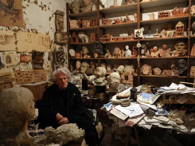 Mirsad Begić, kipar in risar bosanskega rodu - 07.05.2021 &ndash; - Rubrika Življenje v znamenitih ljubljanskih stavbah - Nem&scaron;ka hi&scaron;a - atelje kiparja Mirsada Begića, Gradi&scaron;če 8 v Ljubljani//FOTO: Tomaž Skale / Foto: Tomaž Skale