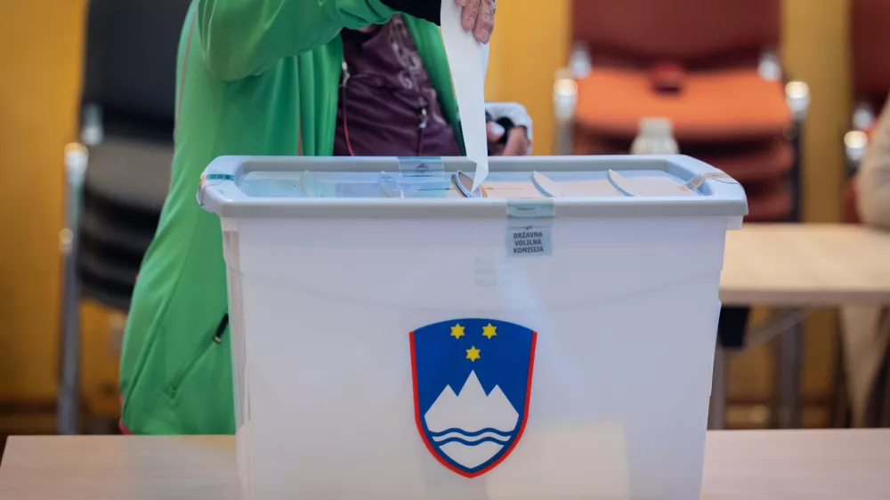 Radomlje, Kulturni dom Radomlje.Referendumsko glasovanje o usodi zakona o dodatku k pokojnini za izjemne dosezke na podrocju umetnosti.