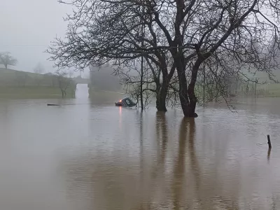V občini Kanal je v vodi ostal ujet avto. Foto: bralec