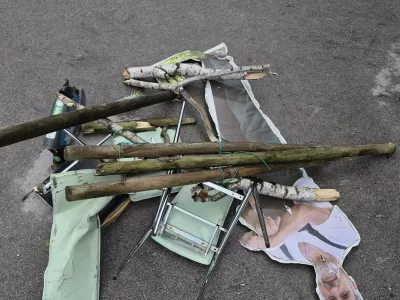 Stvari, ki so jih neznanci nastavili na železni&scaron;ke tireFoto: Slovenske železnice