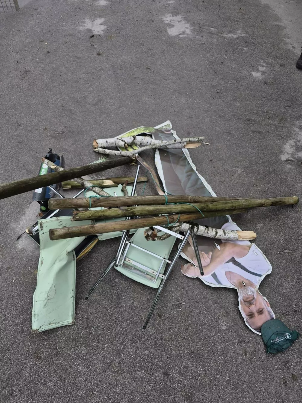 Stvari, ki so jih neznanci nastavili na železni&scaron;ke tireFoto: Slovenske železnice