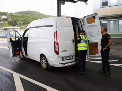  Mejni prehod Dragonja. hrva&scaron;ka meja- prost prehod za državljane EU -- policija izvaja nadzor za&nbsp;državljane tretjih držav&nbsp;-&nbsp;- 2110.2023 &ndash; ponovni začasni nadzor na mejnih prehodih -&nbsp;uvedba deset dnevnega nadzora na mejah s Hrva&scaron;ko in Madžarsko -&nbsp;12 kontrolnih točk na hrva&scaron;ki in dve na madžarski meji -&nbsp;//FOTO: Bojan Velikonja