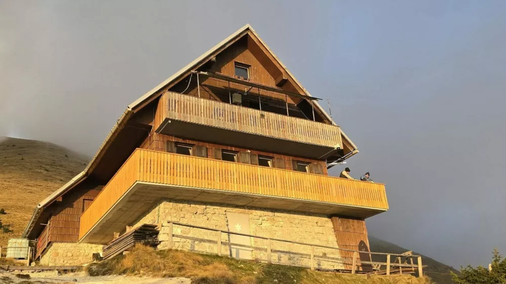 Začela se je sanacija Koče na Golici