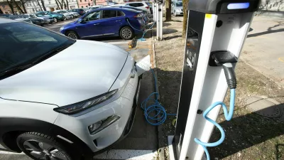 E-mobilnost bo trajnostna in cenovno ugodna le, če bo e-vozila poganjala električna energija, proizvedena iz obnovljivih virov. F Eles