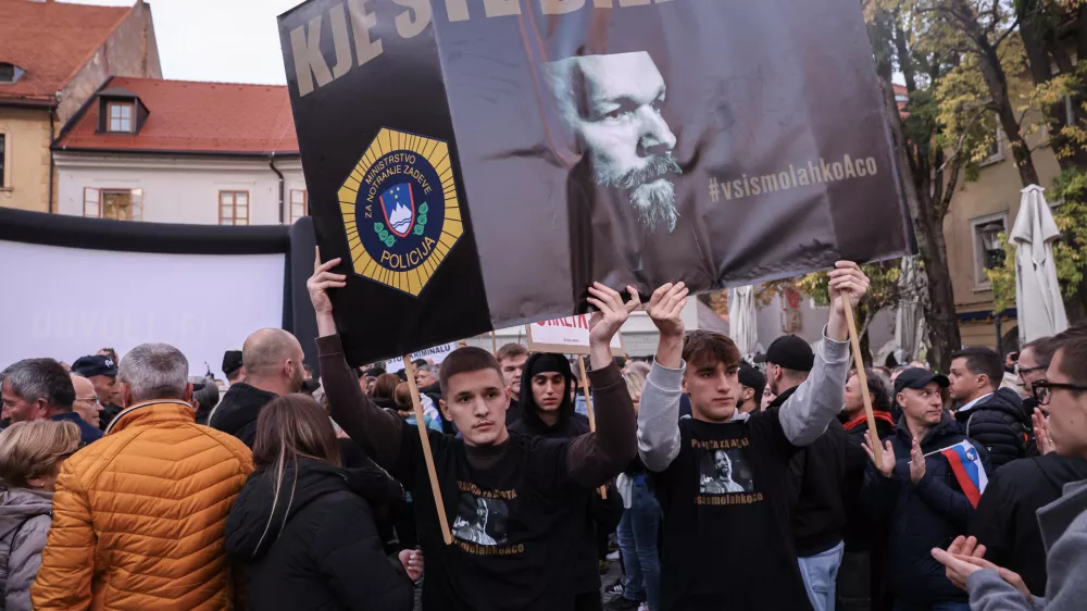 - 28.10.2025 - Izredna skup&scaron;čina občine Novo Mesto s svetniki in predstavniki vlade in protest proti romskemu nasilju z naslovom Dovolj je!//FOTO: Jaka Gasar