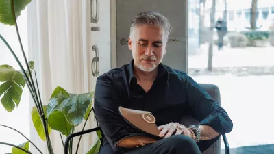 Vsebinski koncept za copate je ustvaril Jan Plestenjak, glasbenik, ki je navdih na&scaron;el v svoji znani skladbi Soba 102. F Anže Krže