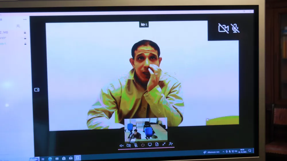 24.10.2025 - sodi&scaron;če, obtoženi Blekier Ayou, Tarza Tahir (čez cel ekran)Foto: Tomaž Skale