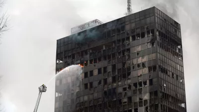 18.11.2025. - Zagreb, Hrvatska - Pozar u Vjesnikovom neboderu. Vatra se siri na nize katove. Svi vatrogasci s podrucja grada su na terenu i pokusavaju vatru staviti pod nadzor. Photo: Josip Mikacic/PIXSELL