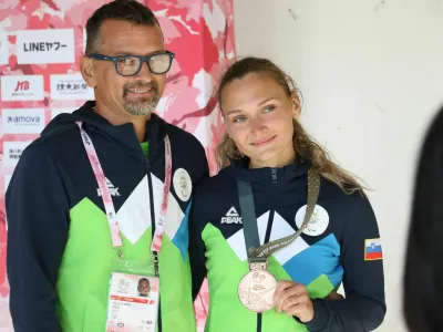 Leja Glojnarič, ki je osvojila prvo slovensko medaljo na leto&scaron;njem tekmovanju, v družbi očeta in trenerja, Iztoka Glojnariča. Foto: ZSIS 