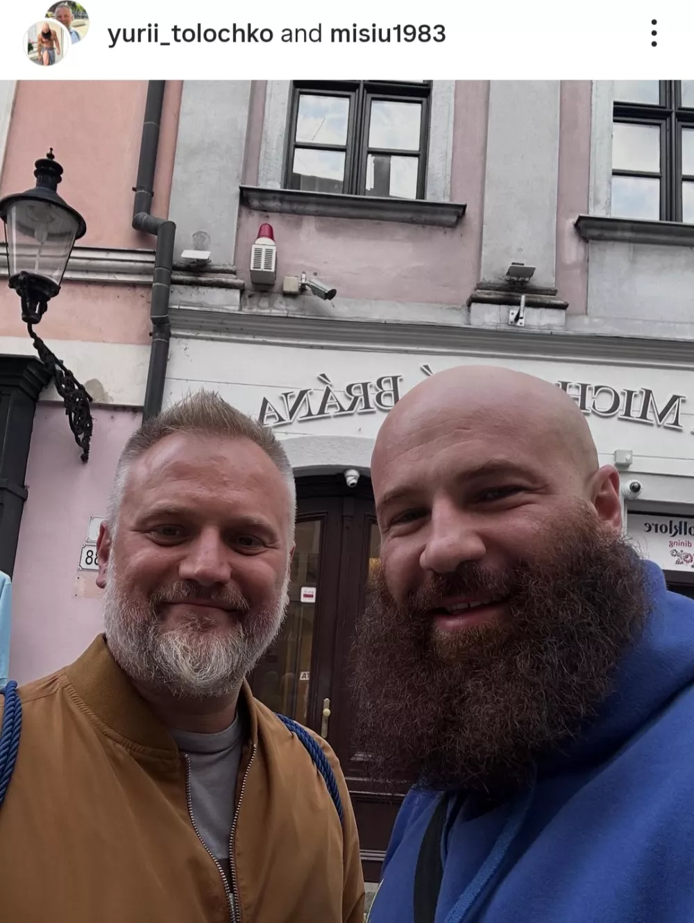 Kazahstanski bodybuilder je na&scaron;el ljubezen z natakarjem Michalom, potem ko se je pred tem poročil s seks lutko. Foto: posnetek zaslona