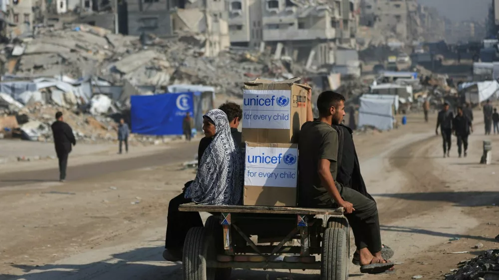Palestinians transport relief materials, amid a ceasefire between Israel and Hamas, in Gaza City, November 18, 2025. REUTERS/Dawoud Abu Alkas