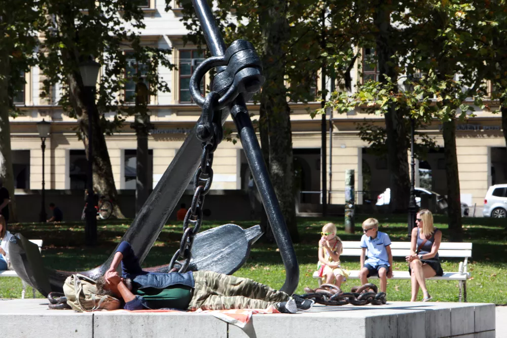 26.08.2025 - simbolična fotografija - počitek, brezdomec, sidro, zvezda parkFoto. Tomaž Skale / Foto: 