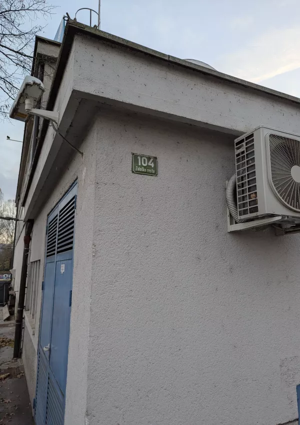 Stavba se nahaja na naslovu Zalo&scaron;ka cesta 104.