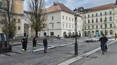 Postavljanje odra na Pogačarjevem trgu. Foto: Dnevnik