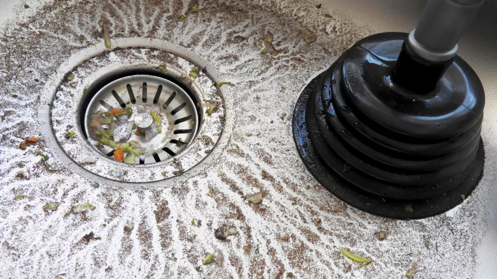 Ni vseeno, kako se lotimo zama&scaron;enega odtoka. / Foto: Istock