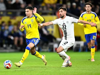Soccer Football - FIFA World Cup - UEFA Qualifiers - Group B - Sweden v Slovenia - Strawberry Arena, Stockholm, Sweden - November 18, 2025 Sweden's Roony Bardghji in action with Slovenia's Adam Gnezda Cerin Pontus Lundahl/TT News Agency via REUTERS   ATTENTION EDITORS - THIS IMAGE WAS PROVIDED BY A THIRD PARTY. SWEDEN OUT. NO COMMERCIAL OR EDITORIAL SALES IN SWEDEN.