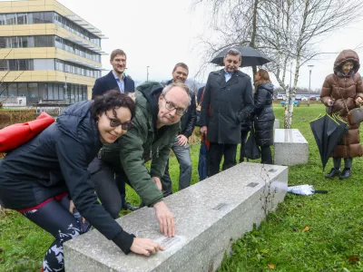 25.11.2025 - projekt Gazela 2025 zaključek z namestitvijo plo&scaron;čice z imenom podjetja, zlate gazele 2025 na klop v Tehnolo&scaron;kem parku. Tehnol&scaron;ki park. Zlata gazela 2025 - DOCENTRIC d.o.oFoto: Luka Cjuha