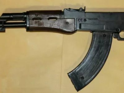 Policisti so v novome&scaron;kem romskem naselju 22-letniku zasegli pu&scaron;ko. 