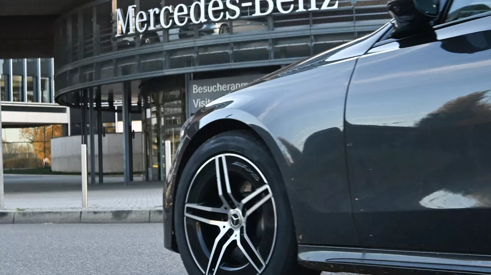 Avto pred salonom / Foto: Profimedia