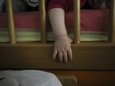 Okužba, ki lahko privede do pljučnice: Bo tudi pri nas na voljo neposredna za&scaron;čita dojenčkov?