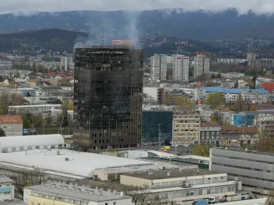 18.11.2025. - Zagreb, Hrvatska - Pozar u Vjesnikovom neboderu. Vatra se siri na nize katove. Svi vatrogasci s podrucja grada su na terenu i pokusavaju vatru staviti pod nadzor. Photo: Neva Zganec/PIXSELL