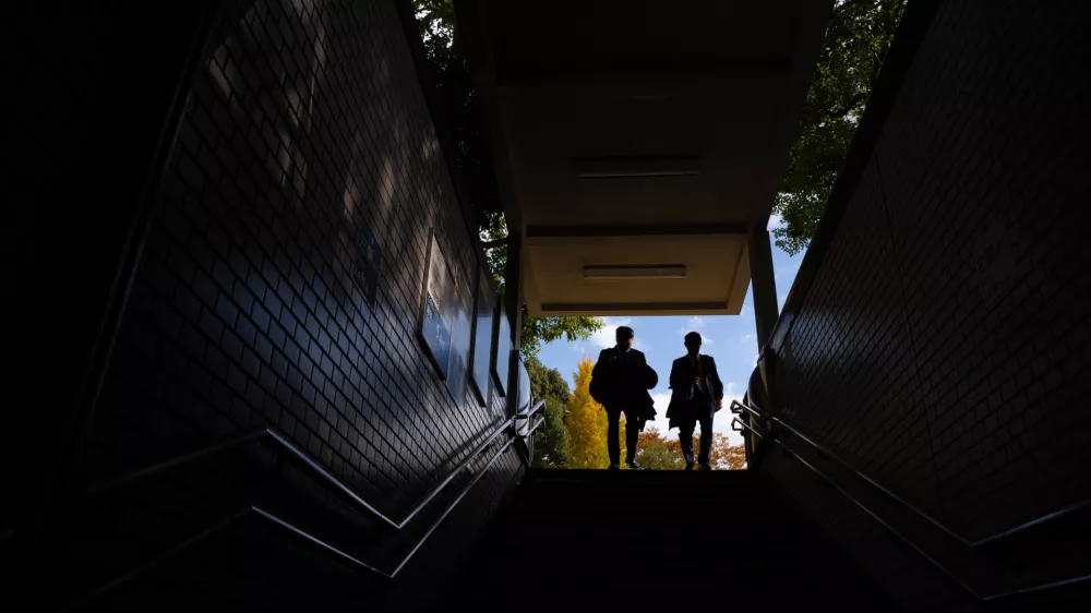 Commuters enter a subway station in Tokyo, Wednesday, Nov. 19, 2025. (AP Photo/Louise Delmotte) / Foto: Louise Delmotte