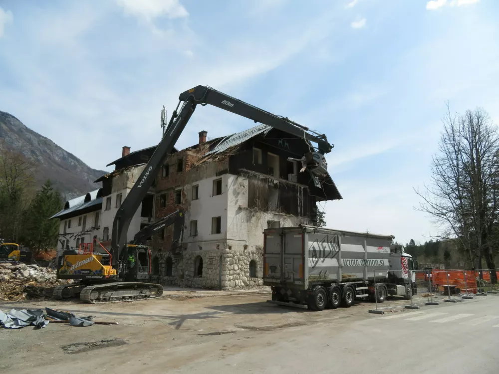 Ru&scaron;enje hotela Zlatorog Bohinj april 2021