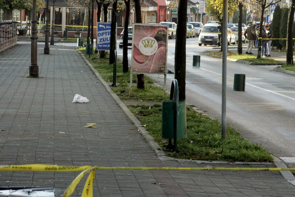 19.11.2025., Kalesija, Bosna i Hercegovina - Veliki broj ulica u Kalesiji ogradjen policijskom trakom nakon pokusaja pljacke i pucnjave. Photo: Pixsell/PIXSELL