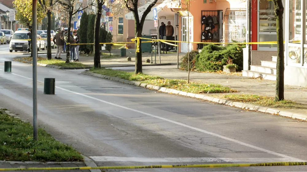 19.11.2025., Kalesija, Bosna i Hercegovina - Veliki broj ulica u Kalesiji ogradjen policijskom trakom nakon pokusaja pljacke i pucnjave. Photo: Pixsell/PIXSELL