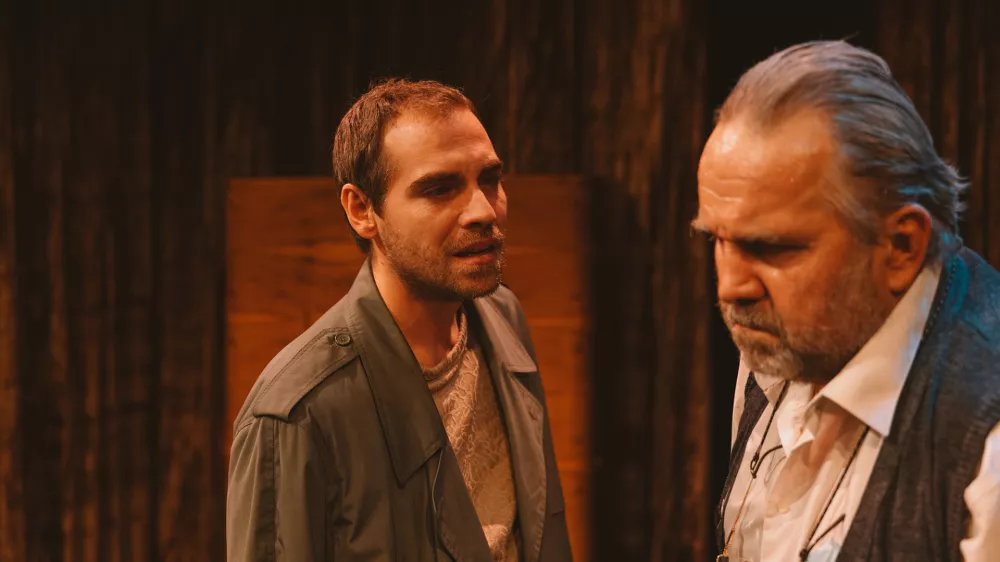 Tomislav zajec: Izginjanje, MGL 2025, režija Jernej Potočan, na sliki Matic Luk&scaron;ič in Lotos Vincenc &Scaron;parovec